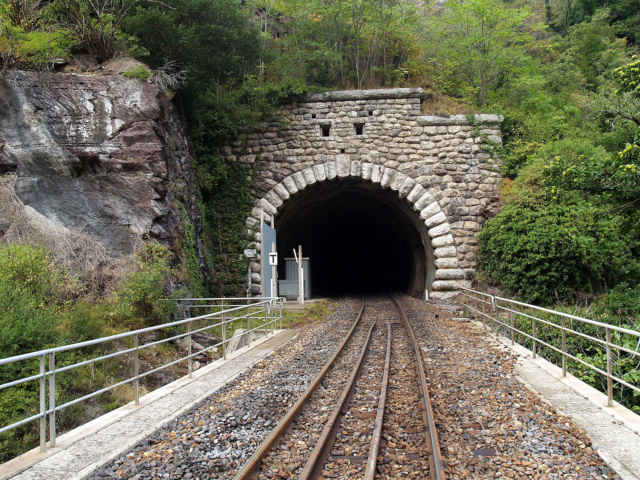 tunnel38.jpg